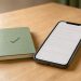 Bureau calme avec un smartphone, un carnet et un symbole de validation évoquant une relance unique après l’annulation d’un rendez-vous.