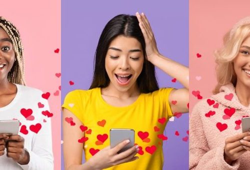 Deux femmes consultent une application de rencontre sur leur téléphone dans un café.