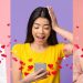 Deux femmes consultent une application de rencontre sur leur téléphone dans un café.